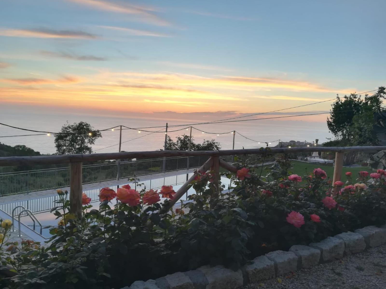 Borgo Rosso Di Sera Resort San Lucido Ngoại thất bức ảnh